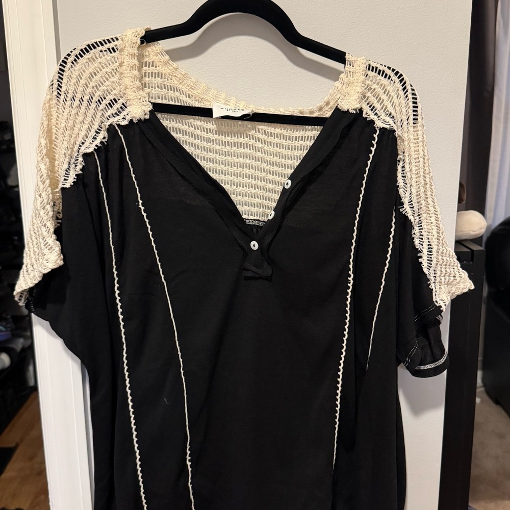 ANDREE BY UNIT Black and Cream Short Sleeve Top - NEVER WORN!